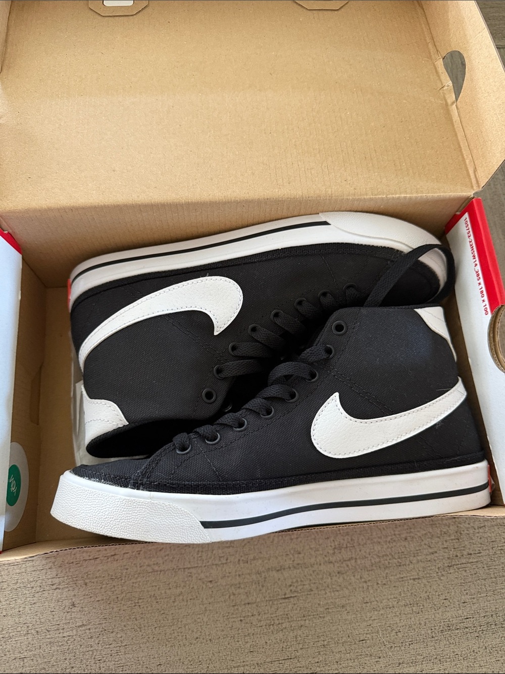 Nike - Picture 3 of 9